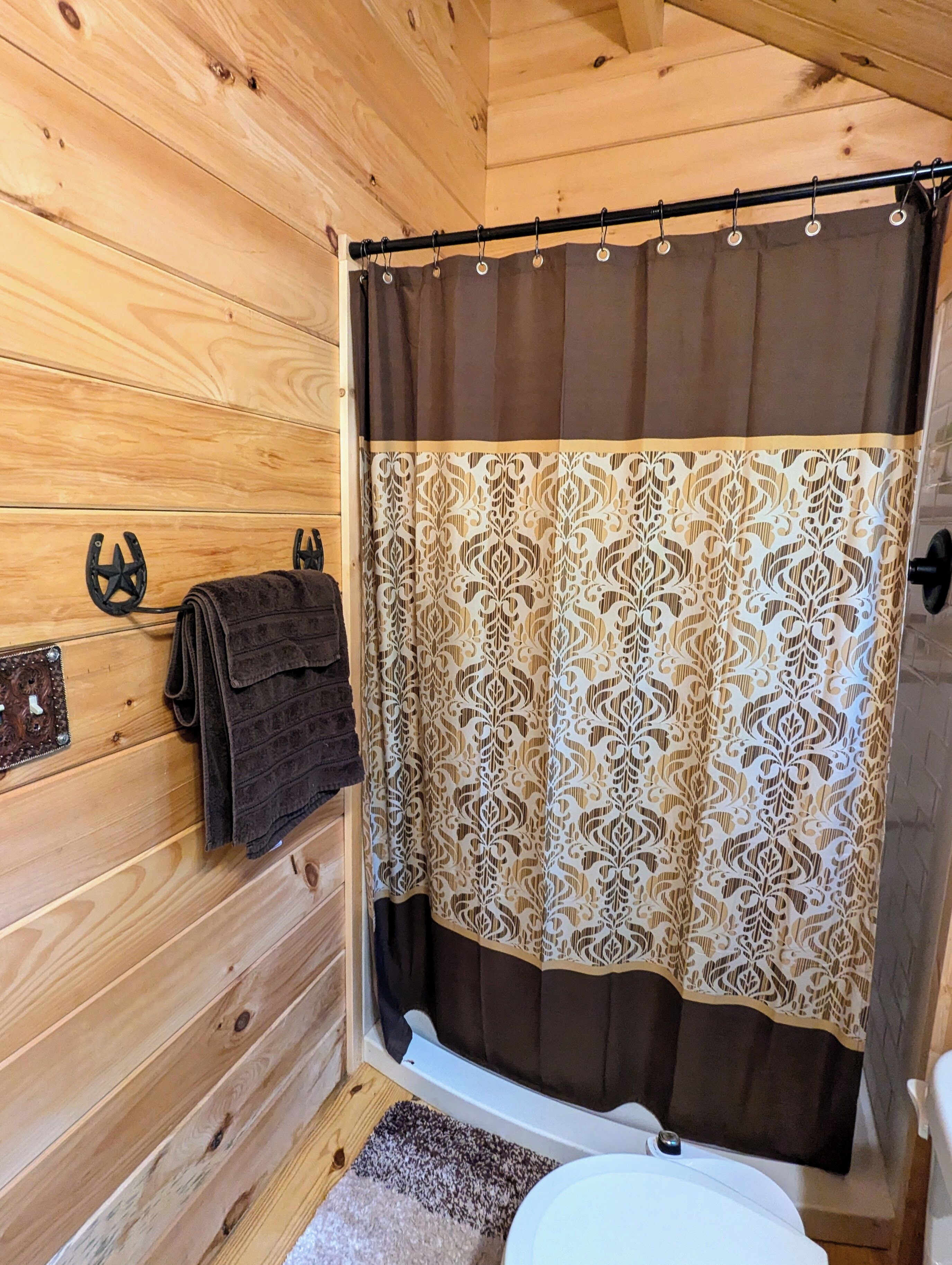 Chuveiro, bidê, toalhas de banho, sabonete