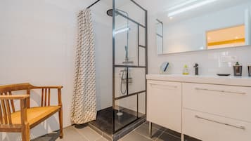 Gratis toiletartikelen, een haardroger, handdoeken