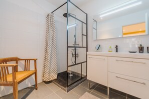 Kostenlose Toilettenartikel, Haartrockner, Handtücher