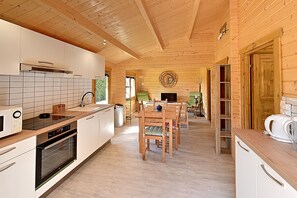 Kylskåp, mikrovågsugn, ugn och diskmaskin