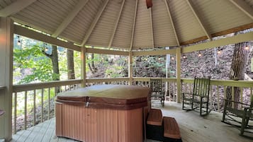Cabin, Multiple Beds, Hot Tub, Mountain View (Cubs Creek) | Outdoor spa tub