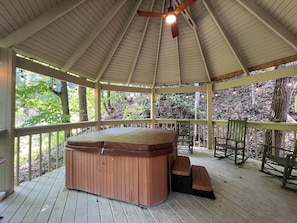Cabin, Multiple Beds, Hot Tub, Mountain View (Cubs Creek) | Outdoor spa tub