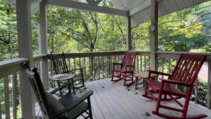 Property grounds - Secluded Cabin for 10 in Chalet Village + Hot Tub! (Gatlinburg)