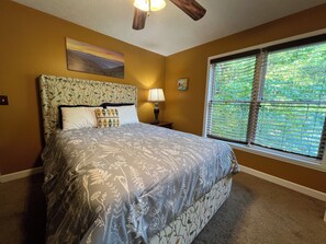 Ferienhütte, Mehrere Betten, Whirlpool, Bergblick (Cubs Creek) | 3 Schlafzimmer, individuell dekoriert, individuell eingerichtet