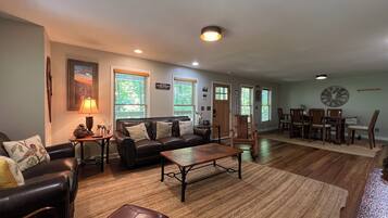 Cabin, Multiple Beds, Hot Tub, Mountain View (Cubs Creek) | Interior