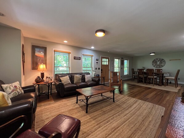 Ferienhütte, Mehrere Betten, Whirlpool, Bergblick (Cubs Creek) | Innenbereich