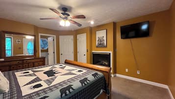 Cabin, Multiple Beds, Hot Tub, Mountain View (Cubs Creek) | 3 bedrooms, individually decorated, individually furnished, desk