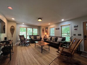 Kabin, Beberapa Tempat Tidur, hot tub, pemandangan gunung (Cubs Creek) | Area keluarga | Televisi layar datar 50-inci dengan saluran TV digital dan perapian