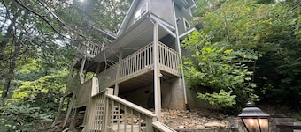 Secluded Cabin for 10 in Chalet Village + Hot Tub!