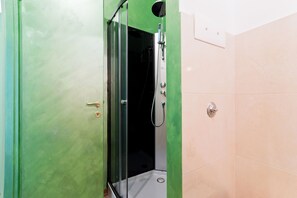 Dusche, Haartrockner, Bidet, Handtücher
