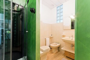 Bruser, hårtørrer, bidet, håndklæder