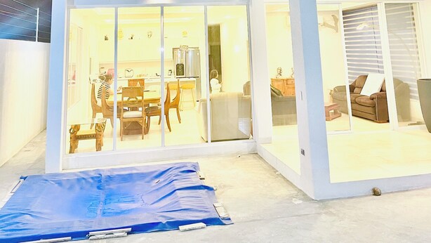 Una casa moderna de dos pisos con comedor, cocina y sala de estar.