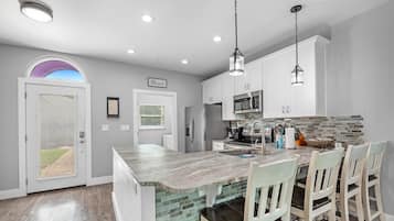 House, Multiple Beds (Purple Paradise) | Private kitchen | Oven, toaster