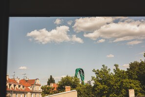 Een uitzicht op een brug met een groene boog en een heldere lucht met wolken.
