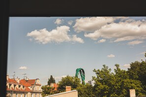 Une vue d’un pont avec une arche verte et un ciel dégagé parsemé de nuages.