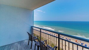 Un balcone con vista sulla spiaggia e sull'oceano.