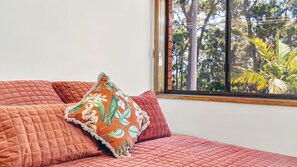 3 bedrooms, iron/ironing board, travel cot, free WiFi - Arches by the Sea, Vincentia (Vincentia)