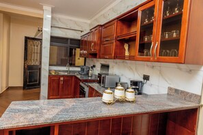 Apartament econòmic, vistes a la ciutat | Cuina privada | Microones, forn i placa de cuina