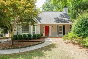 A single-story house with a red door, a covered porch, and a chimney. - 1 mile from the Masters, Augusta National Golf Course, close to everything (Augusta)
