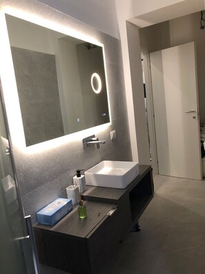 Douche, sèche-cheveux, serviettes fournies, savon