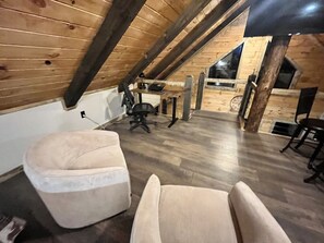 Älytelevisio, takka, videopelejä, DVD-soitin