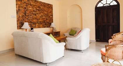 4-bedroom house in tranquil Kandy with AC, WiFi