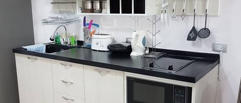 Réfrigérateur, micro-ondes, grille-pain, tables à manger