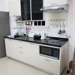 Kühlschrank, Mikrowelle, Toaster, Esstisch