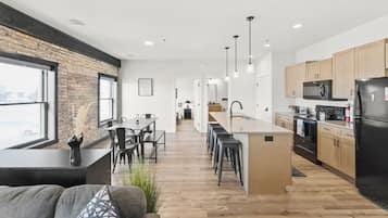 Refrigerador, microondas, horno y parrilla de estufa