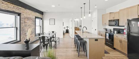 Refrigerador, microondas, horno, placa de cocina