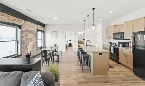 Jääkaappi, mikroaaltouuni, uuni, liesi