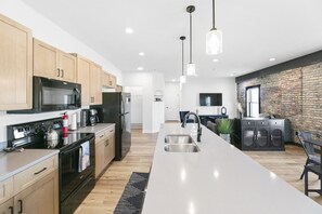 Køleskab, mikrobølgeovn, ovn, kogeplade