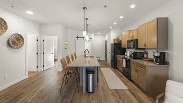 Køleskab, mikrobølgeovn, ovn, kogeplade