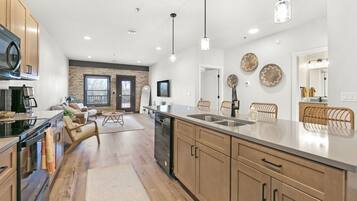 Køleskab, mikrobølgeovn, ovn, kogeplade