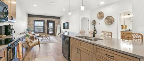 Køleskab, mikrobølgeovn, ovn, kogeplade