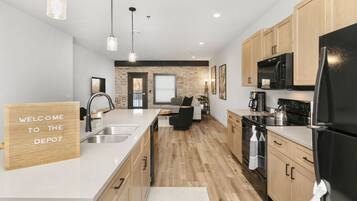 Kühlschrank, Mikrowelle, Ofen, Herdplatte