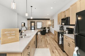 Køleskab, mikrobølgeovn, ovn, kogeplade