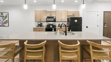 Een koelkast, een magnetron, een oven, een kookplaat