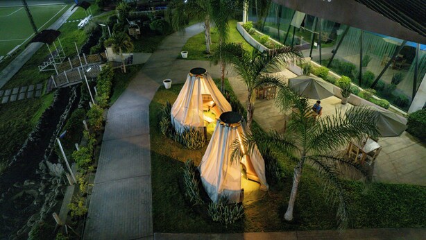 A rooftop garden with two tents and a pathway. - EL PARAISO ECO RESORT (San Andrés)
