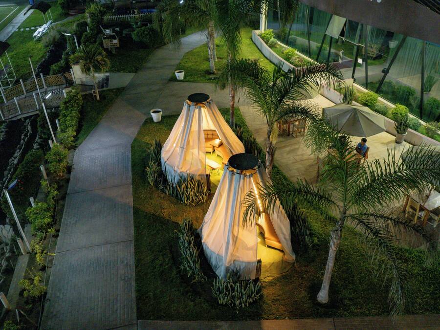 Overnatningsstedets facade – aften/nat