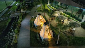 A rooftop garden with two tents and a pathway. - EL PARAISO ECO RESORT (San Andrés)