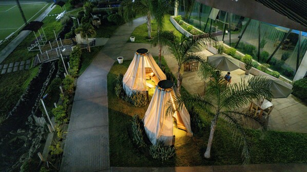 Façade de lâhĂ©bergement â soirĂ©e/nuit