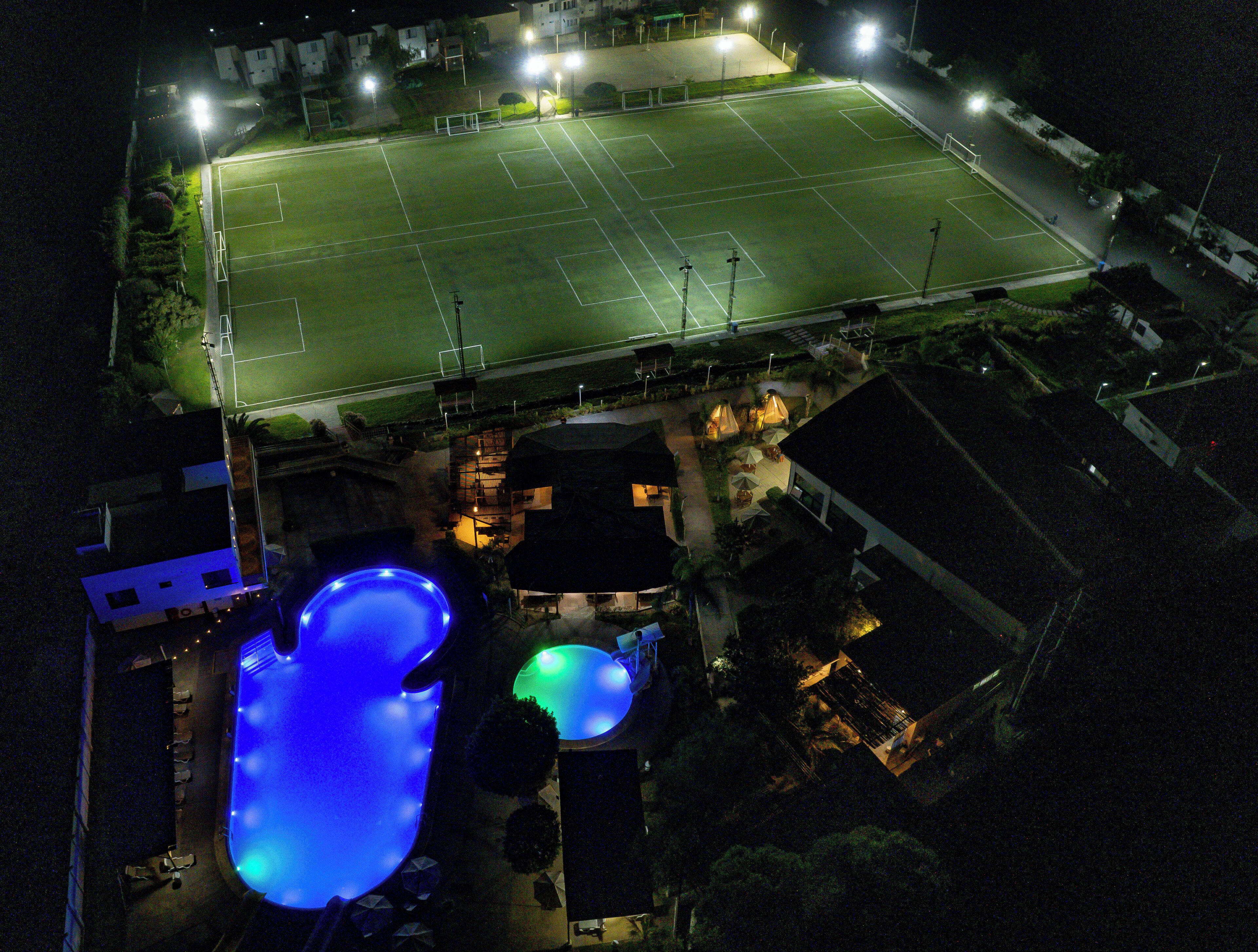 Vista frontal de la propiedad por la tarde o noche