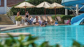 2 Außenpools, Sonnenschirme, Rettungsschwimmer vor Ort