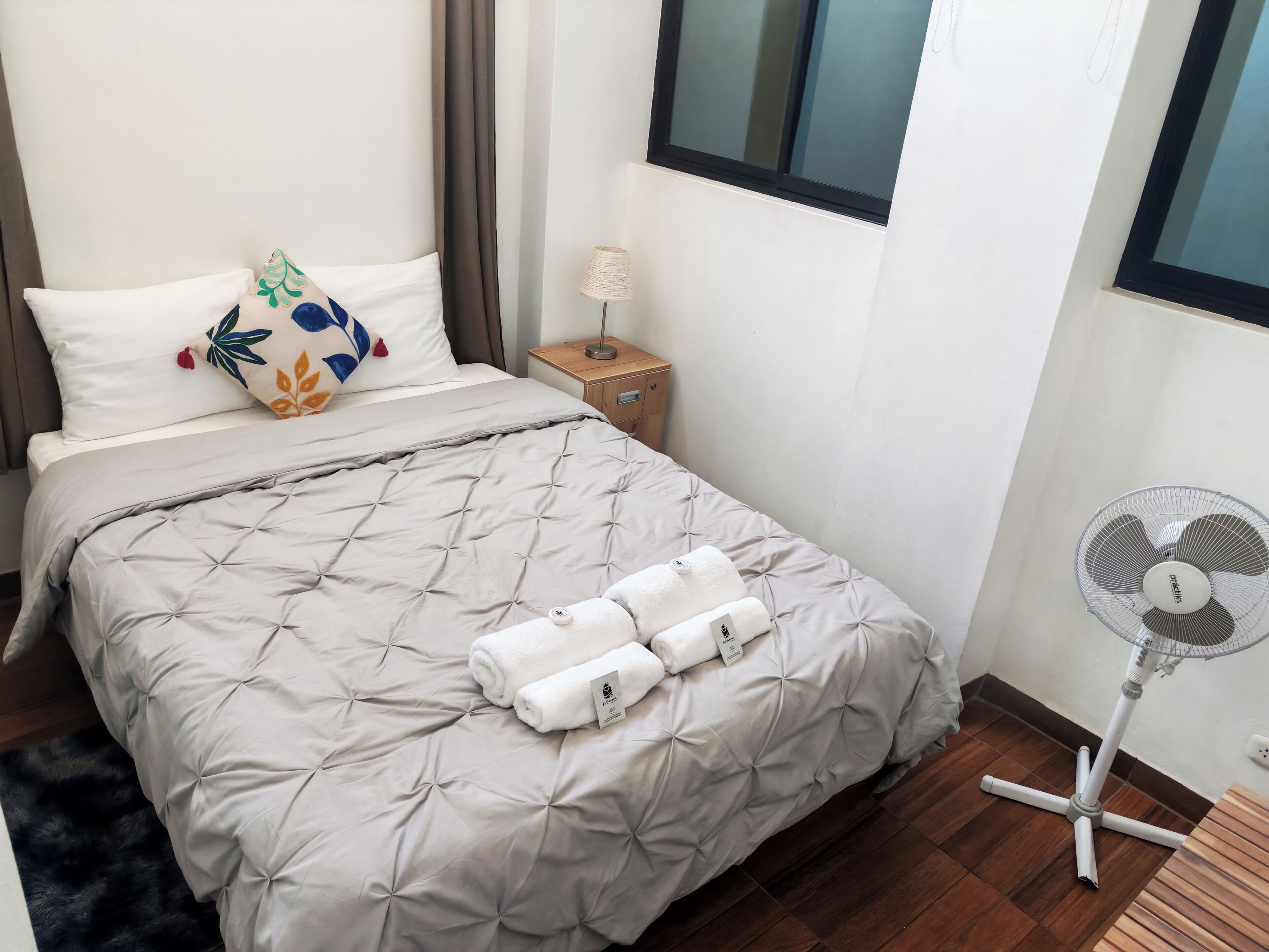 Honeymoon tweepersoonskamer, 1 queensize bed, geen ramen | Gratis babybedden, beddengoed