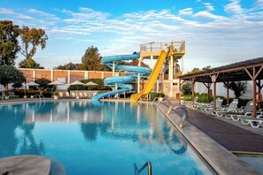 2 piscines extérieures, parasols, maßtre nageur