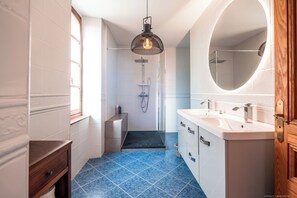 Douche, sèche-cheveux, bidet, serviettes fournies