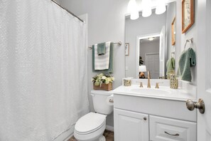 Towels, soap, toilet paper - Heights Cottage - Cozy & Spacious (Houston)