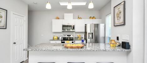 冷蔵庫、電子レンジ、オーブン、コンロ