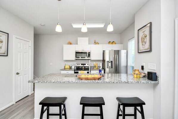 冰箱、微波炉、烤箱、炉灶